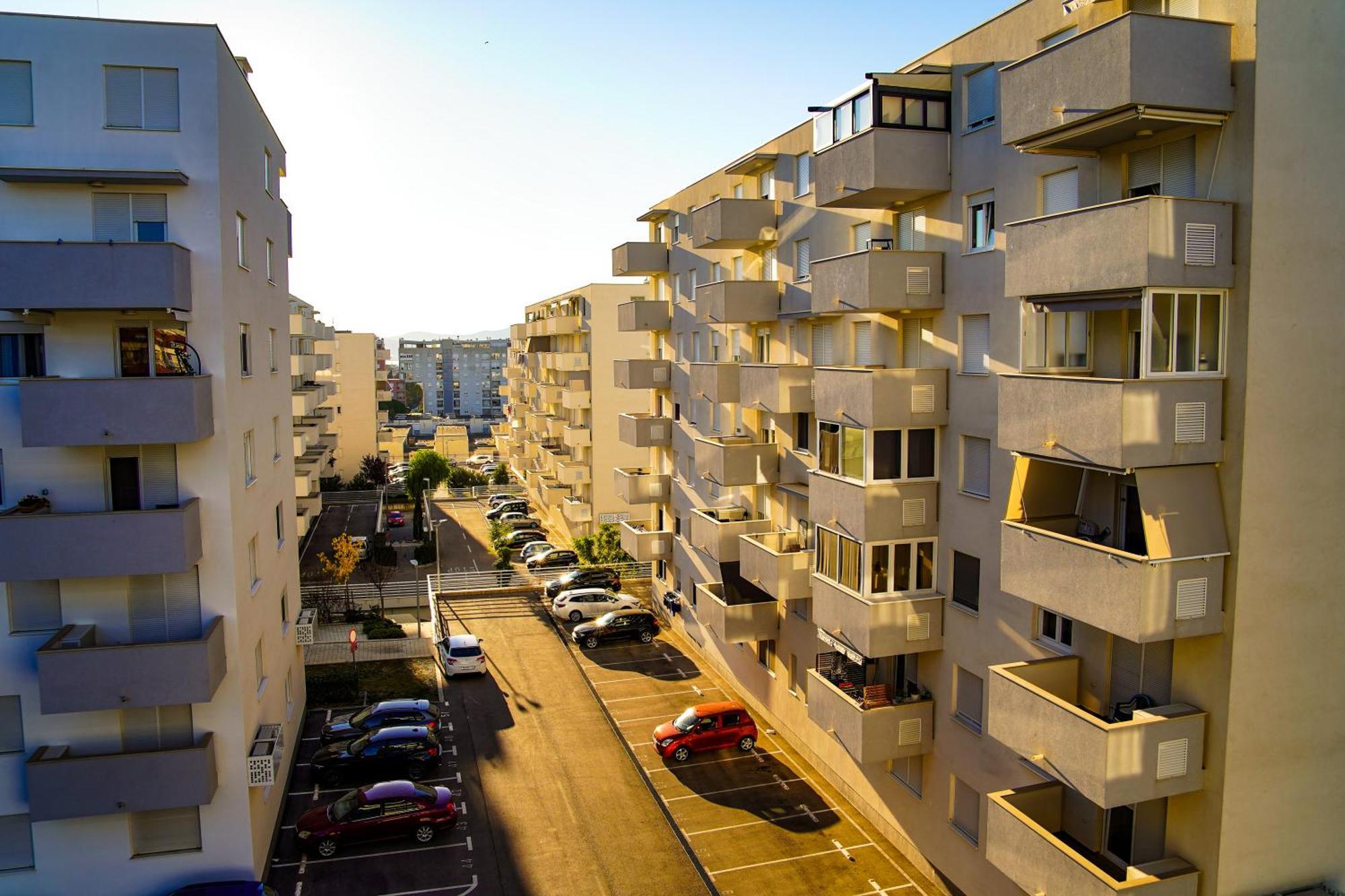 Apartament Stefani - Balcony & Free Private Garage Parking *
