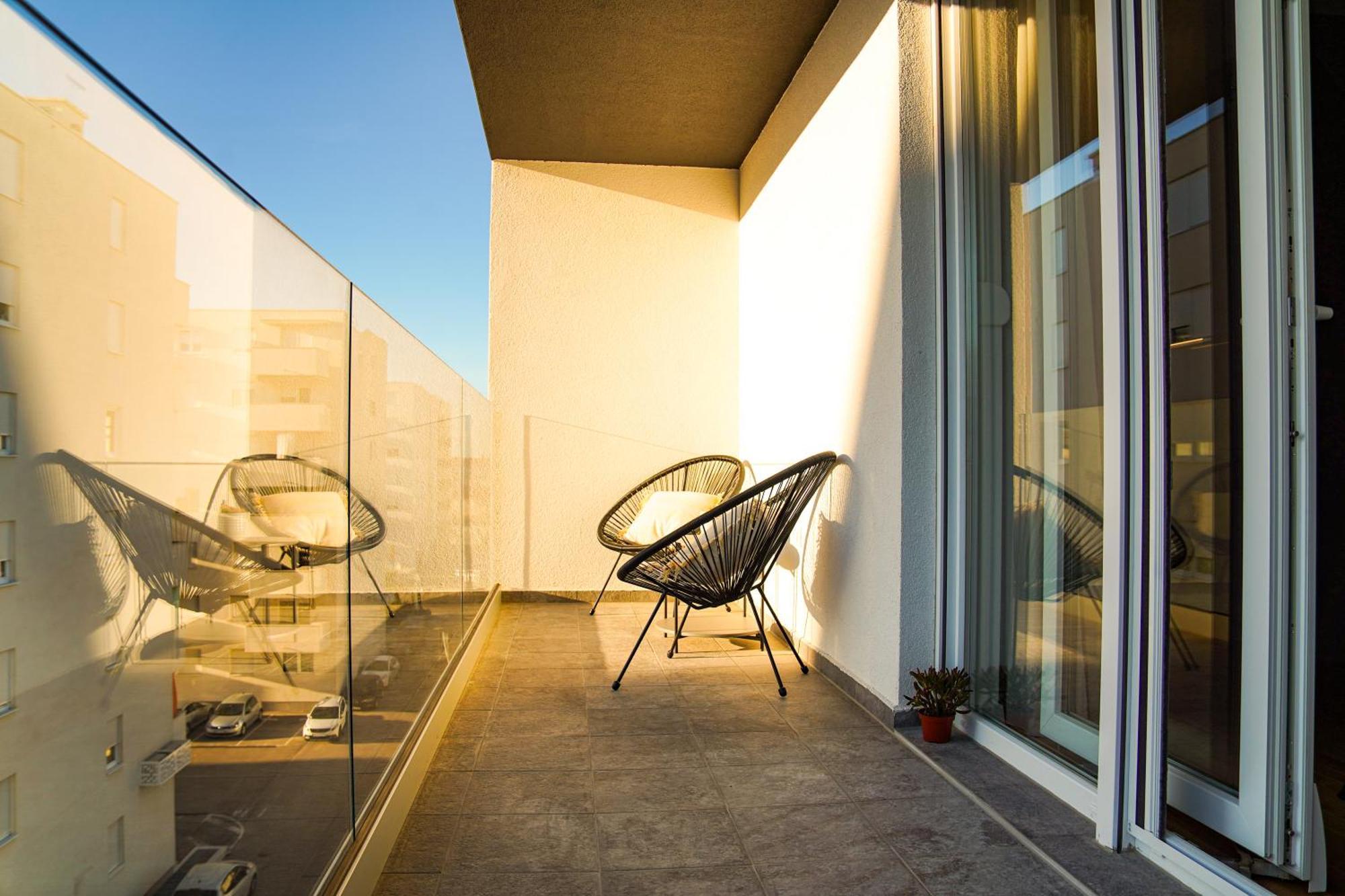 Apartament Stefani - Balcony & Free Private Garage Parking