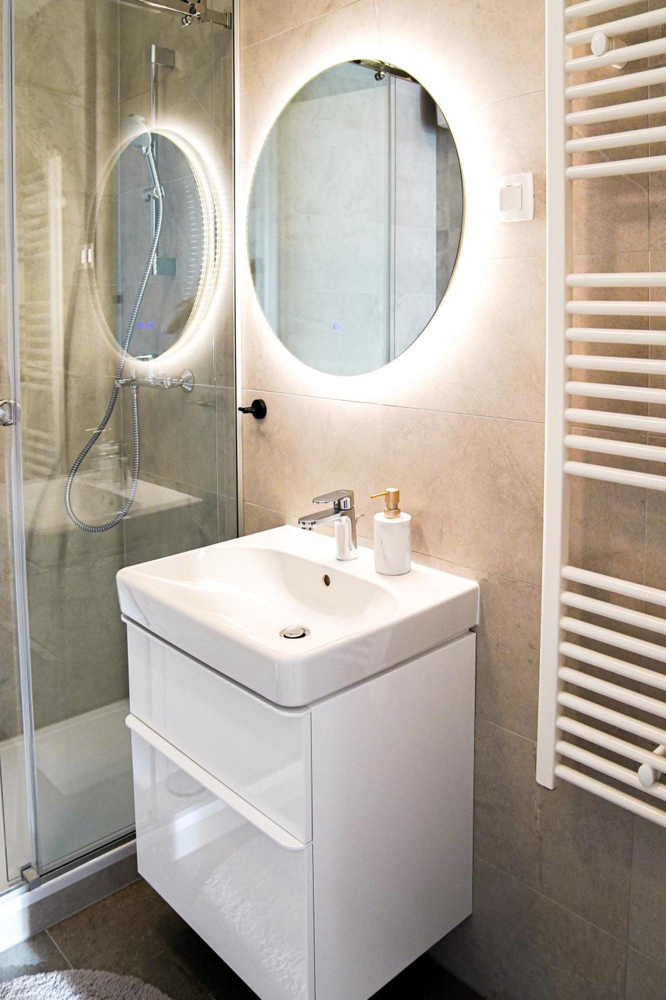 Stefani - Balcony & Free Private Garage Parking Apartament