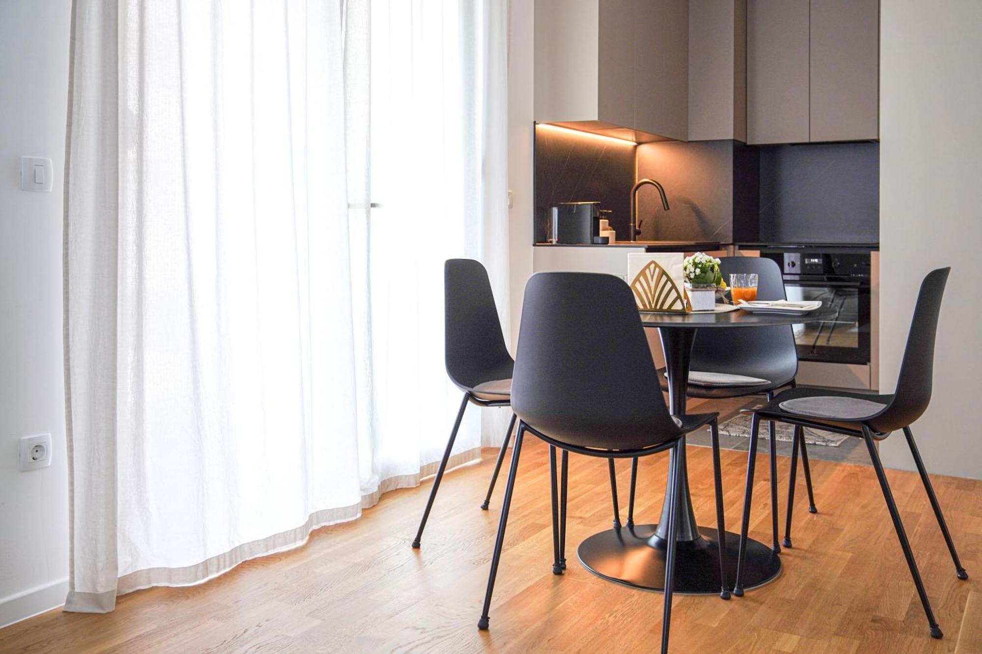 Apartament Stefani - Balcony & Free Private Garage Parking