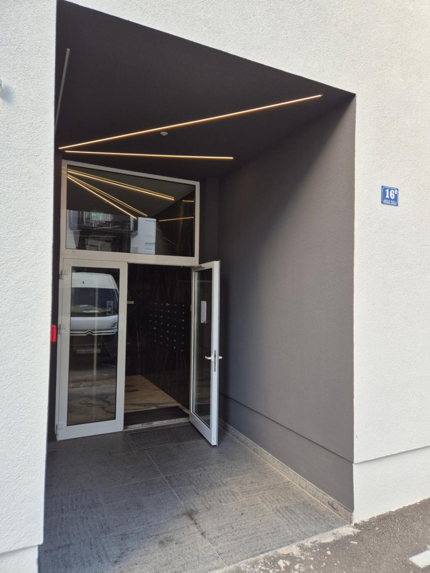 Apartament Stefani - Balcony & Free Private Garage Parking *
