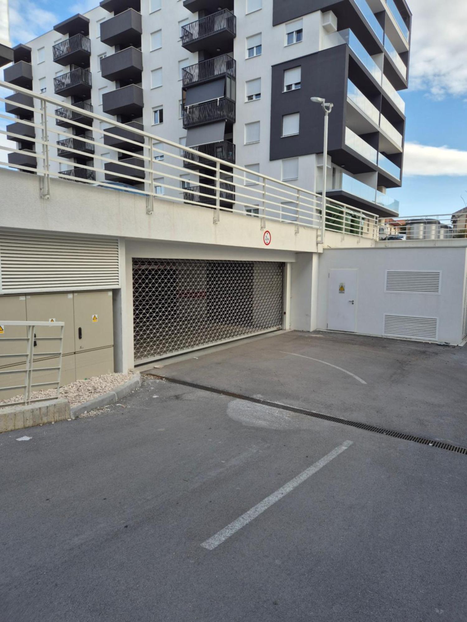 Stefani - Balcony & Free Private Garage Parking Apartman