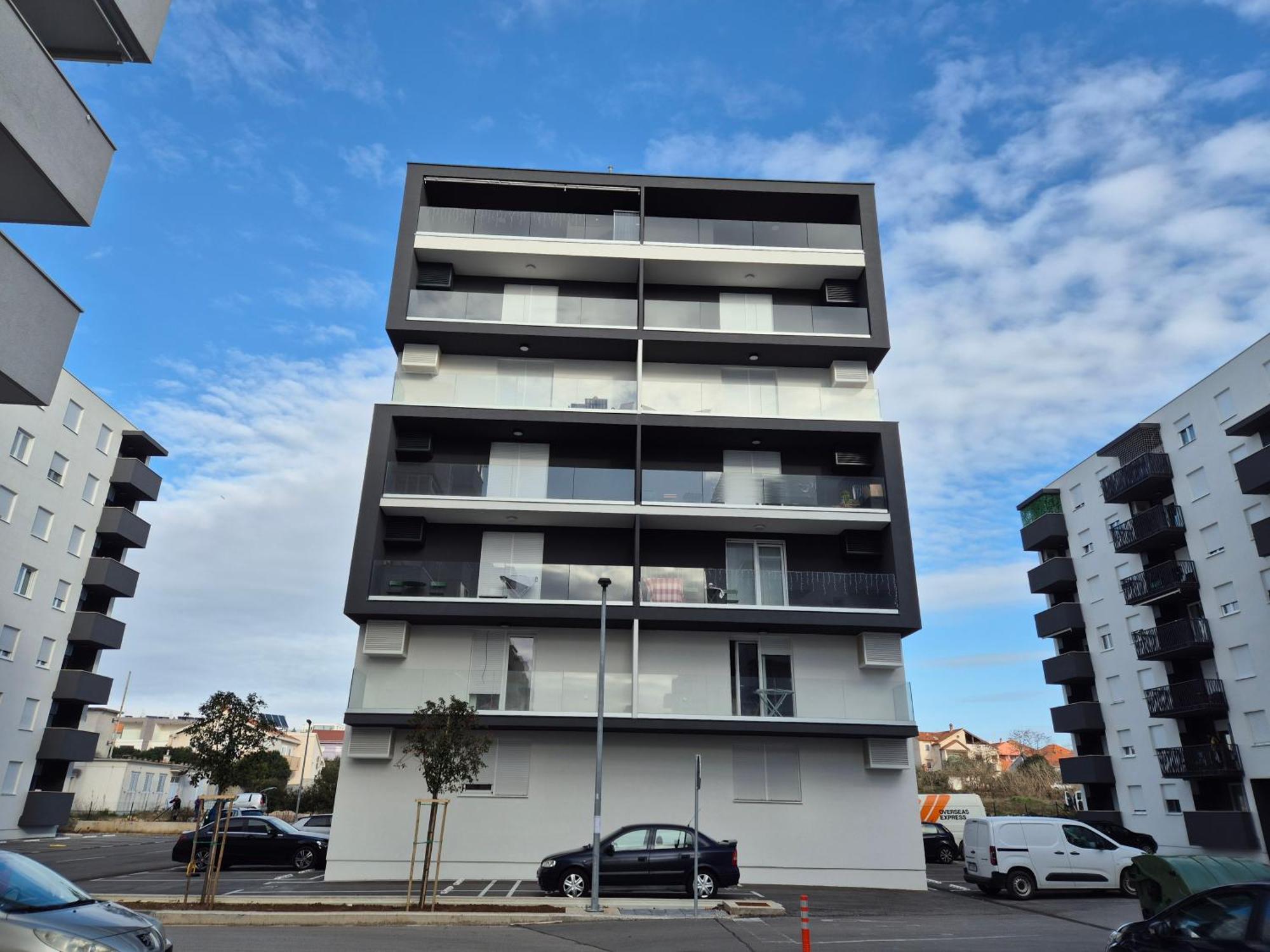 Stefani - Balcony & Free Private Garage Parking *